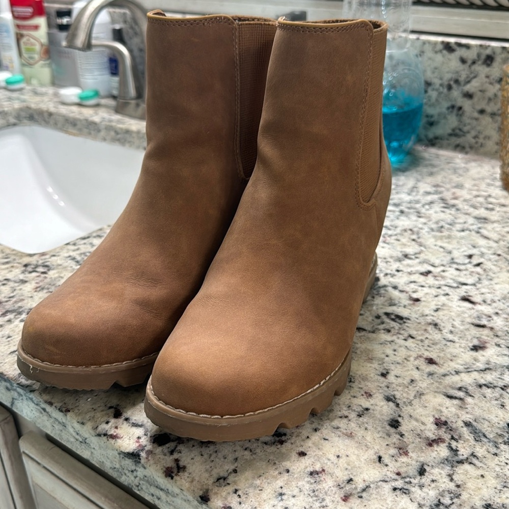 Universal Thread Wedge boots